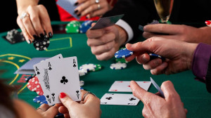 <p>Для игроков в покер умение контролировать собственные действия стало важнейшей составляющей. Плюсовые покеристы принимают решения после анализа всех факторов. Играя в GGПокерОк турниры или партии за кэш-столами, необходимо выбирать ходы исходя из ситуации и поведения оппонента. Каждый поступок должен быть взвешенным. Действуя под влиянием эмоций, выигрывать на дистанции невозможно. В каждой партии важно оценивать карты оппонента, рассчитывать шансы банка, эквити и другие параметры. Предполагая, что можно будет выиграть, полагаясь на удачу, покеристы остаются с пустыми руками.</p> <h2>В каждой партии необходимо рассчитывать только на мастерство</h2> <p>Сегодня начать успешную карьеру в покере может каждый. Для начала необходимо установить приложение <a href="https://playpokerok.com/prilozhenie-iphone/">GGPokerok iOS</a> скачать софт можно на официальном сайте. Следующие шаги будут сложнее и интереснее. В каждой партии нужно оценивать каждый ход и выбирать оптимальный. Прокачивать скиллы помогает анализ сыгранных рук и выявление сделанных ошибок. Оценивать важно каждую партию.</p> <p>В профильной литературе описано много случаев игры без определенной тактики. Начинающие покеристы часто выбирают понравившиеся карты. Это могут быть пятерки, карманные карты или даже решение пойти алл-ин. Такие действия не подкрепляются пониманием игровой ситуации: насколько часто возможны выигрыши пятерок. Аналогично редко возникают вопросы о шансах получить еще одну пятерку на ривере. Полагаясь на случай, игроки делают ходы интуитивно. Профессионалы рума GGПокерОк понимают, насколько опасны необдуманные действия. Каждый ход необходимо контролировать.</p> <p>К блефу нужно подходить осторожно. Тактика приносит отличные результаты. Важно прибегать к таким решениям время от времени. Иначе игрок станет слишком прогнозируемым и легко читаемым оппонентами. Прежде чем использовать блеф, необходимо отработать тактику. Этот способ розыгрыша карт должен быть столь же продуманным, как и другие. При условии, что у игрока страдает самоконтроль, качество игры будет плохим. Изменить ситуацию в положительную сторону поможет психологическая проработка важных моментов и готовность принимать только взвешенные решения.</p> <h2>Контролировать нужно как проигрыши, так и выигрыши</h2> <p>Профессионалы отмечают, насколько сложно бывает устоять перед эйфорией, обеспечиваемой победной серией. Психологи покера подчеркивают важность сохранения трезвости ума. За столом необходимо сосредоточиться на картах и действиях оппонентов. Эмоции во время игровой сессии необходимо отключать. Причем как положительные впечатления, так и отрицательные.</p> <p>Четкий контроль каждого принятого решения возможен благодаря жесткой дисциплине. После того как будет выбрана разыгрываемая рука, необходимо следовать выбранному решению. Сложно сбрасывать перспективные карты. Но, когда анализ показал необоснованность повышения ставки или продолжения участия в текущей раздаче, важно придерживаться продуманных действий. Самоконтроль — главная составляющая будущих побед. Решения в покере принимает только сам игрок, который и несет ответственность за оправданность выбранных действий.</p>